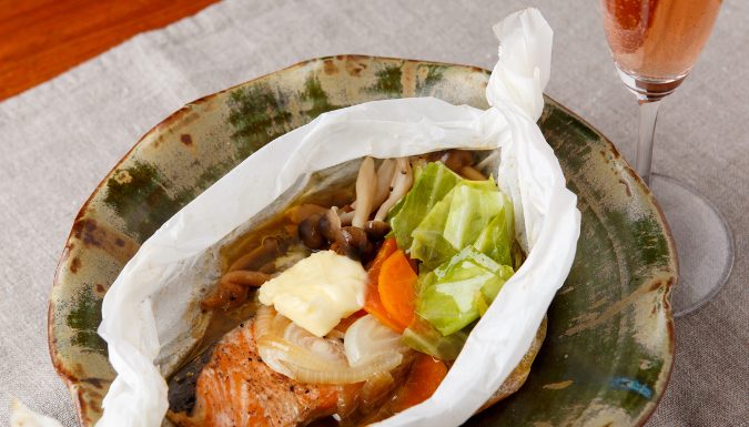 鮭と生姜胡椒の紙包み焼き 【おすすめ：辛口ロゼワイン】