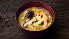 焼きしいたけと揚げれんこんの味噌汁