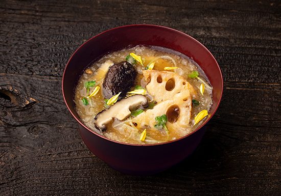 焼きしいたけと揚げれんこんの味噌汁