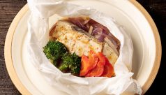 タラと彩り野菜の紙包み焼き