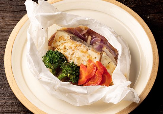 タラと彩り野菜の紙包み焼き