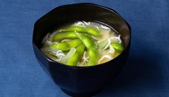 さや付き枝豆とシラスの味噌汁